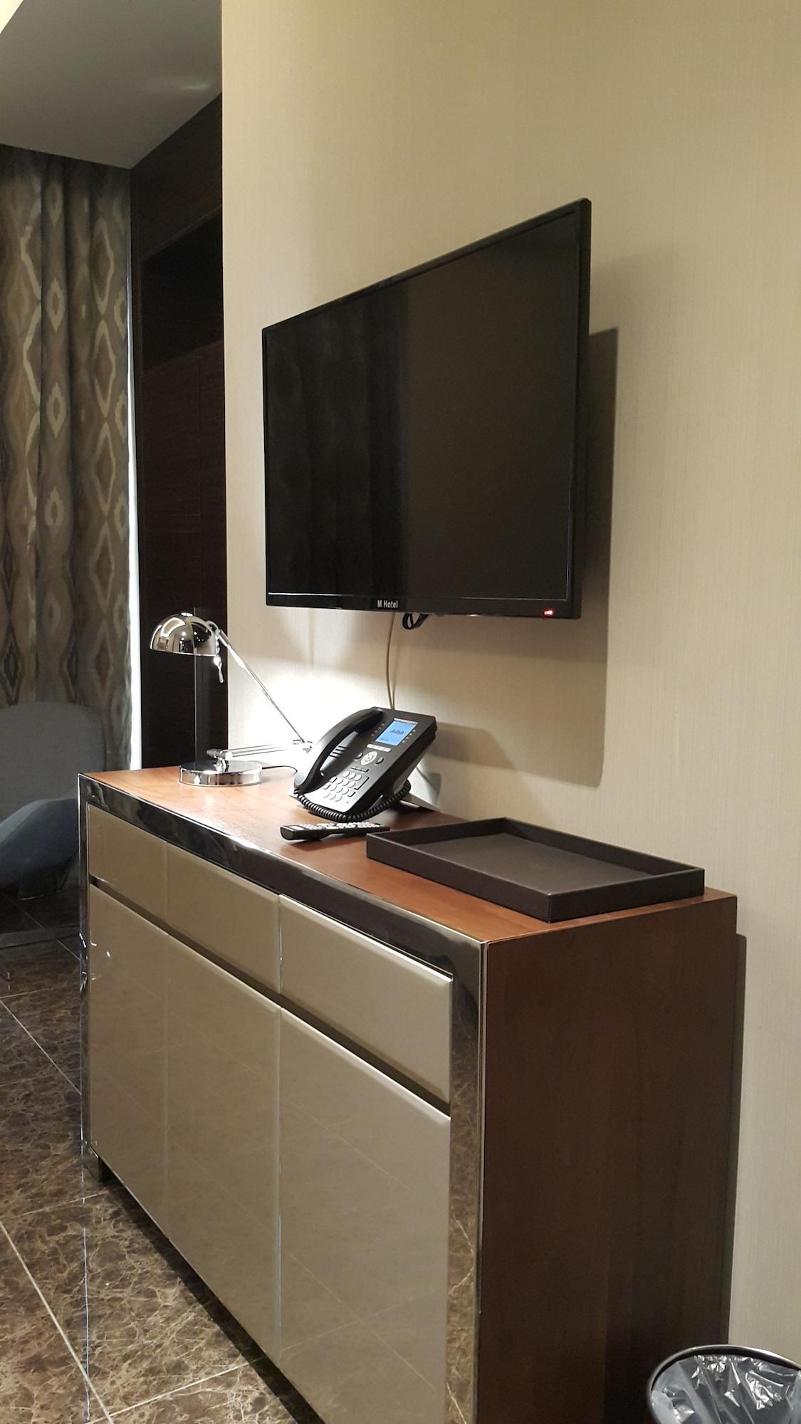 M Hotel Makkah By Millennium Mecca Exterior foto A television and telephone in a hotel room