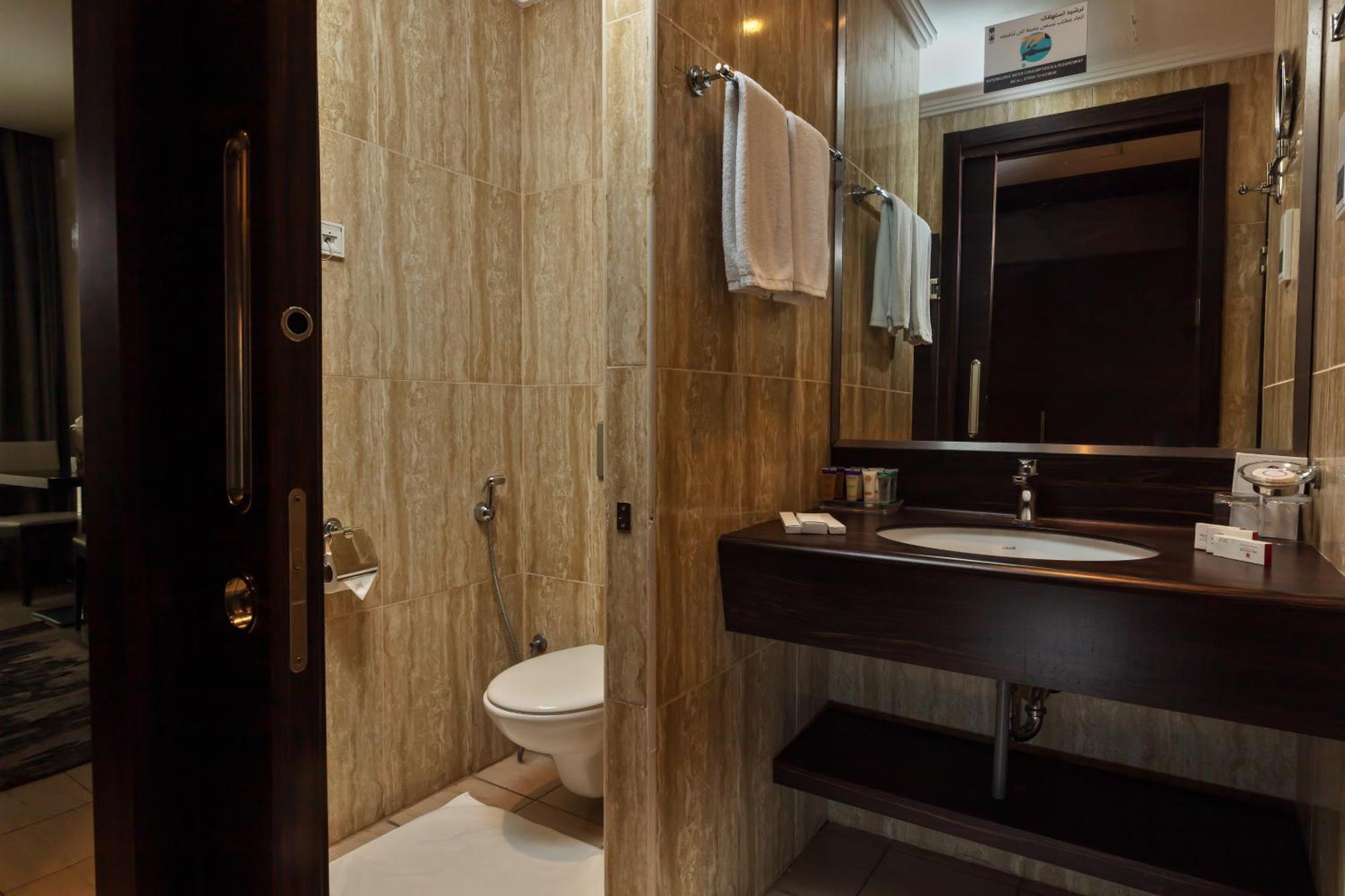 M Hotel Makkah By Millennium Mecca Exterior foto A bathroom at the hotel