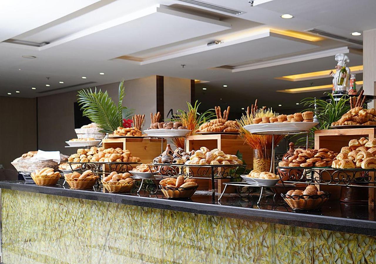 M Hotel Makkah By Millennium Mecca Exterior foto Breakfast buffet at the hotel