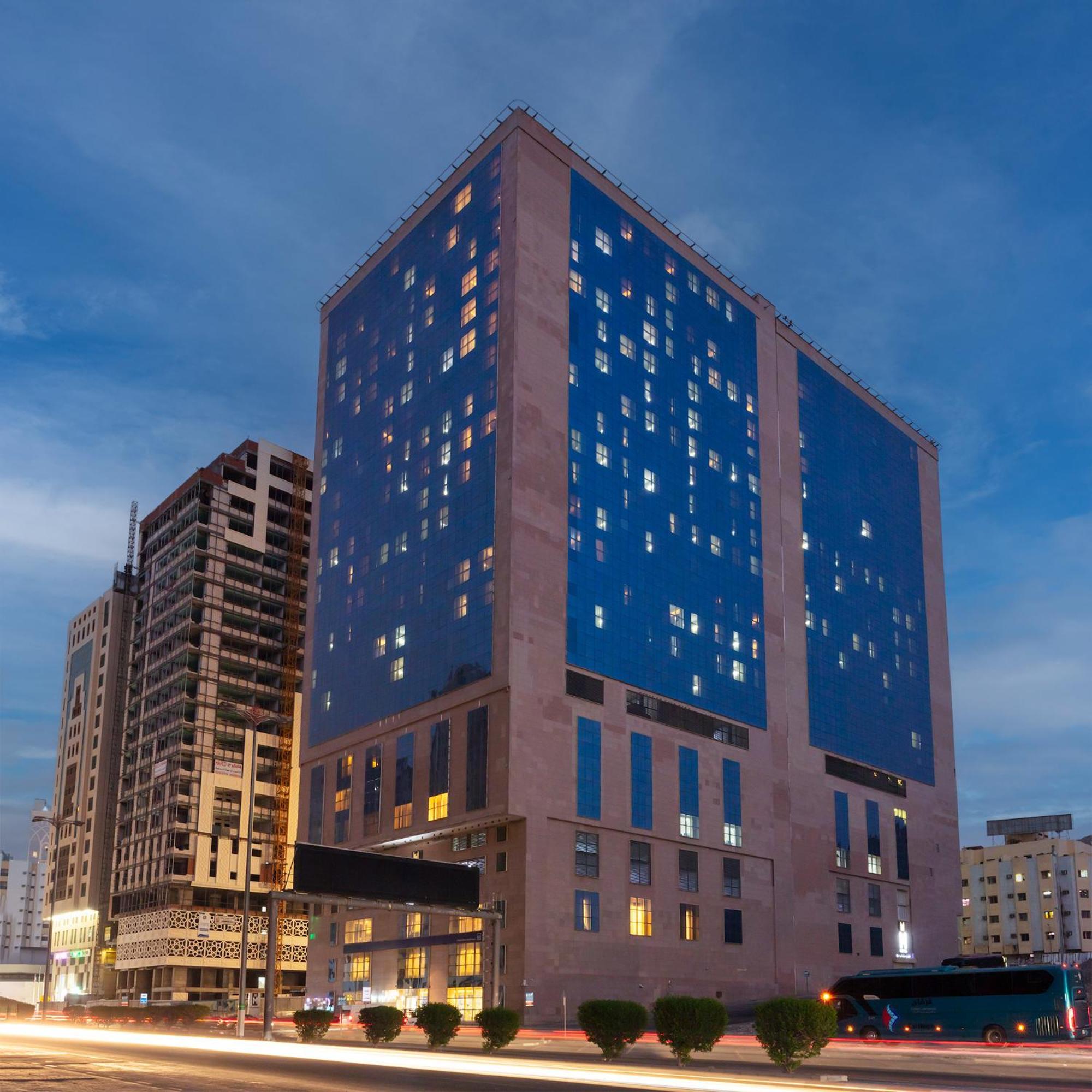 M Hotel Makkah By Millennium Mecca Exterior foto The hotel at night