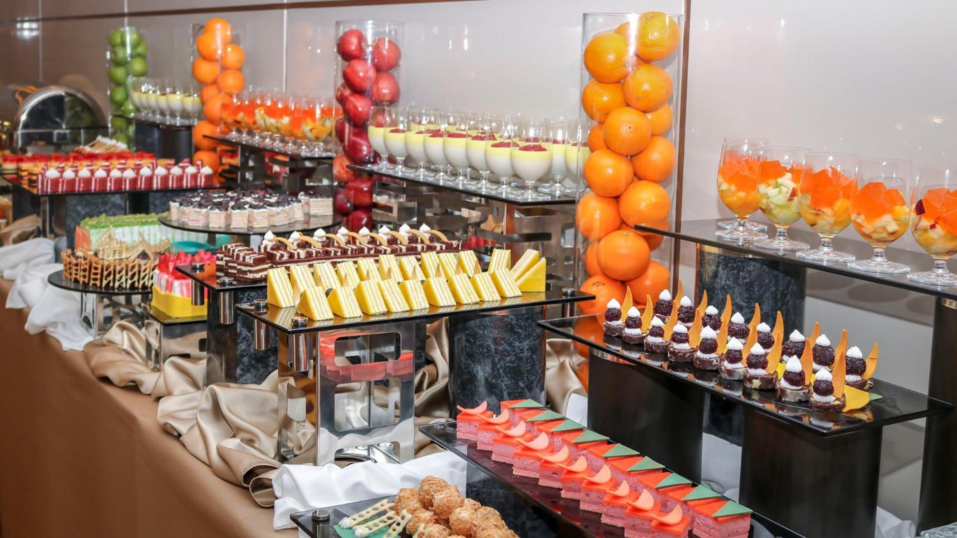 M Hotel Makkah By Millennium Mecca Exterior foto A buffet at a luxury hotel
