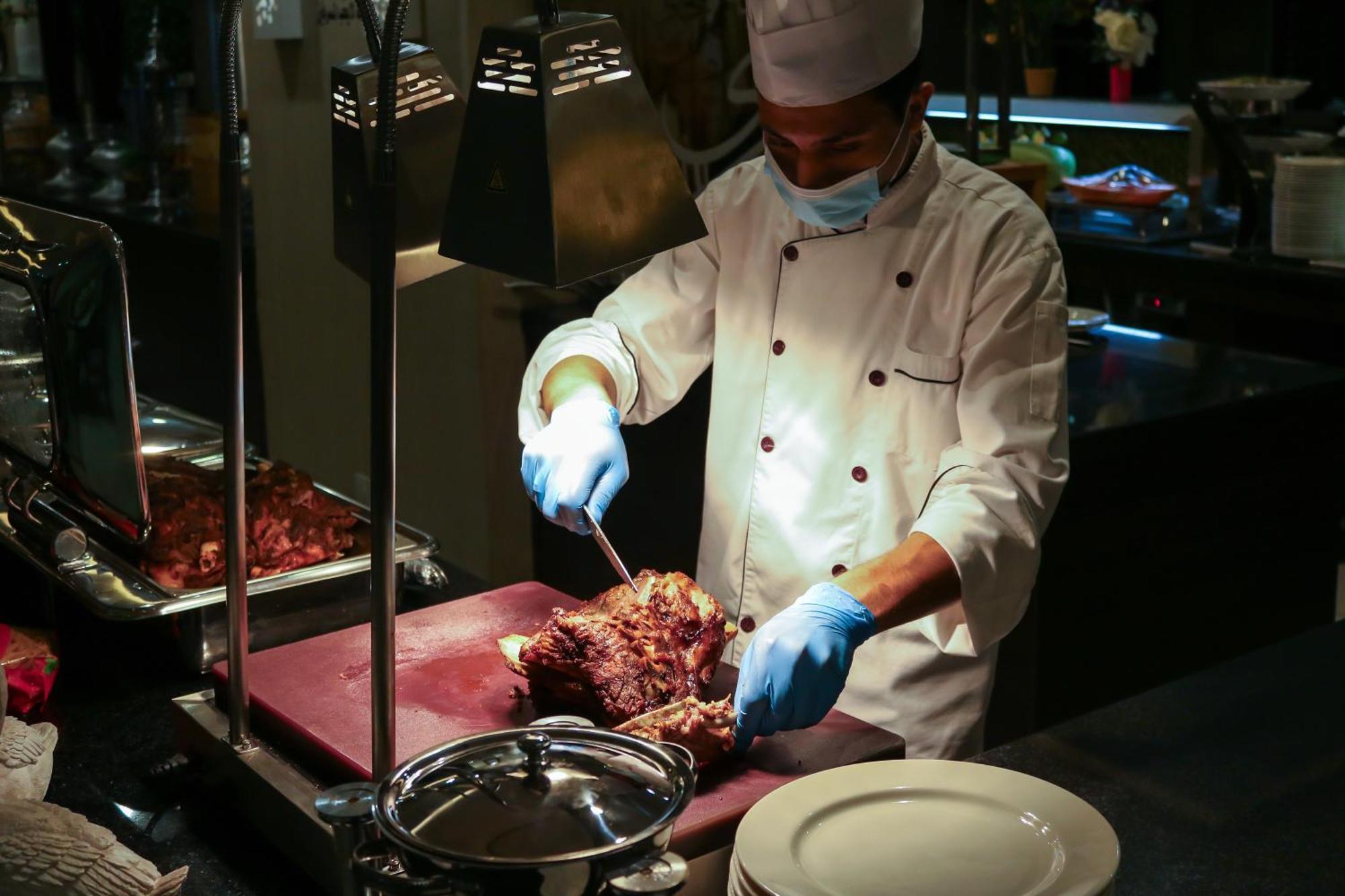 M Hotel Makkah By Millennium Mecca Exterior foto A chef cooking at a buffet