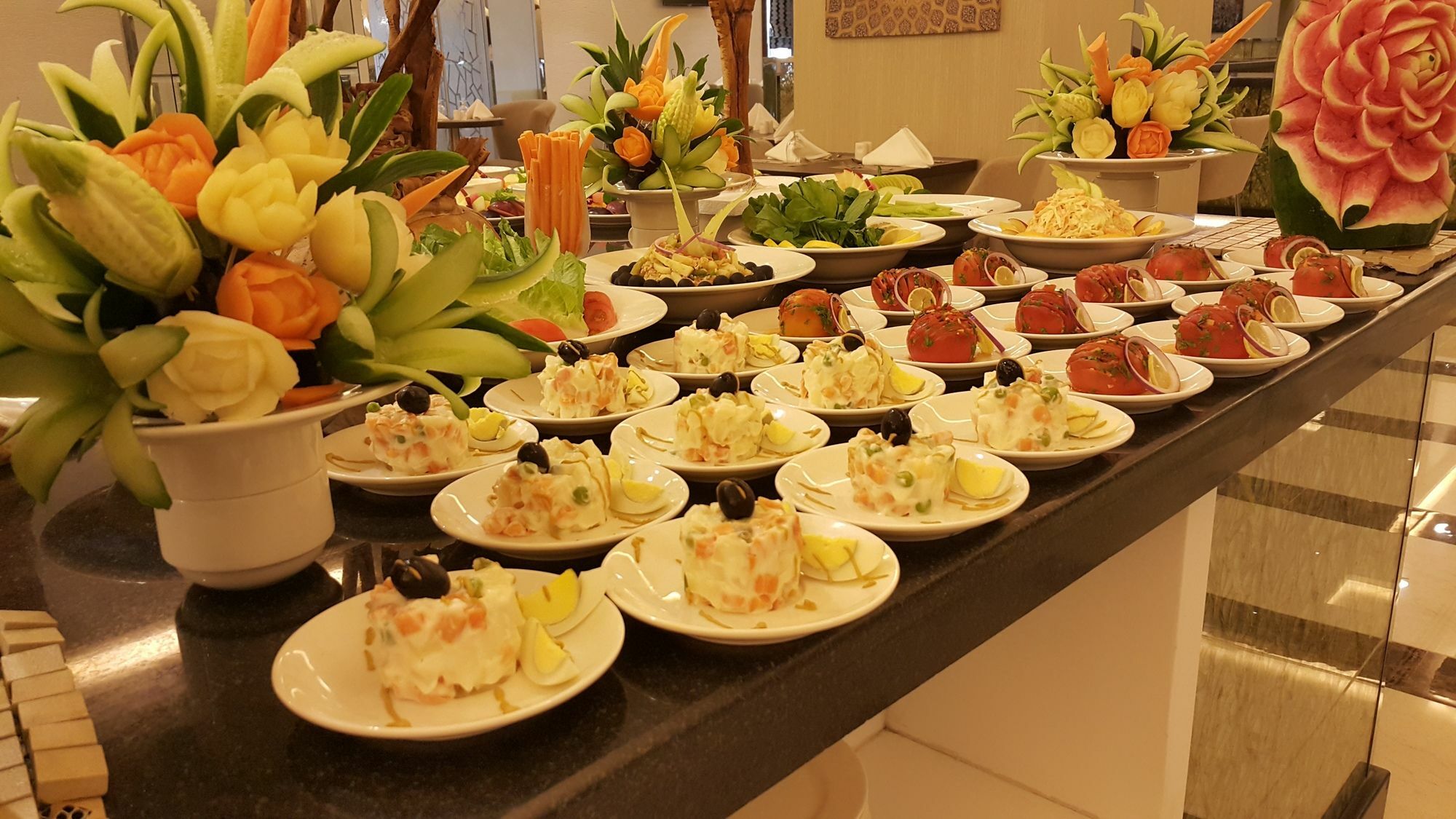 M Hotel Makkah By Millennium Mecca Exterior foto A buffet at a luxury hotel in Vietnam