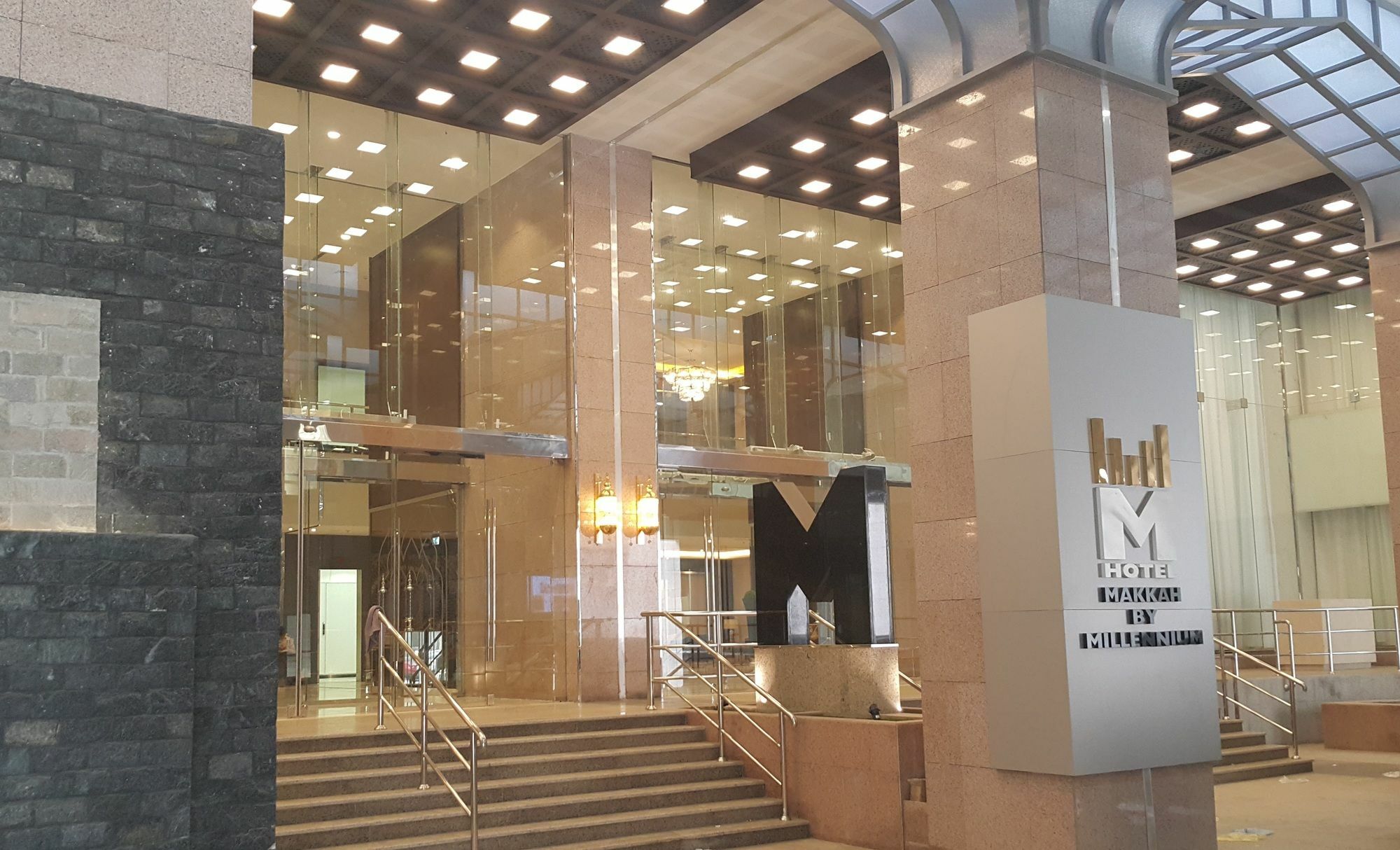 M Hotel Makkah By Millennium Mecca Exterior foto The hotel entrance